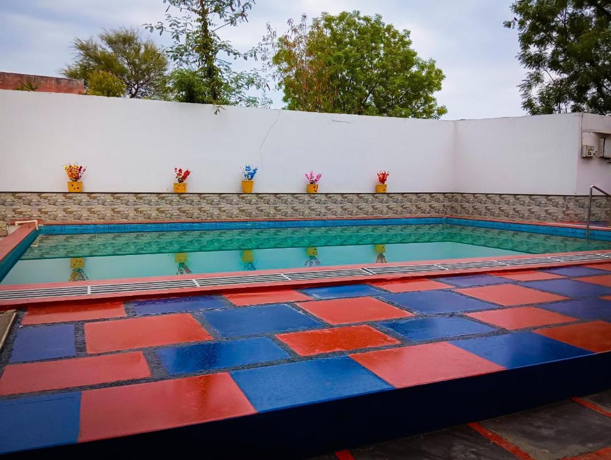 Hotel White Tulip-5 Mins From Airport With Swimming Pool Udaipur Exterior foto