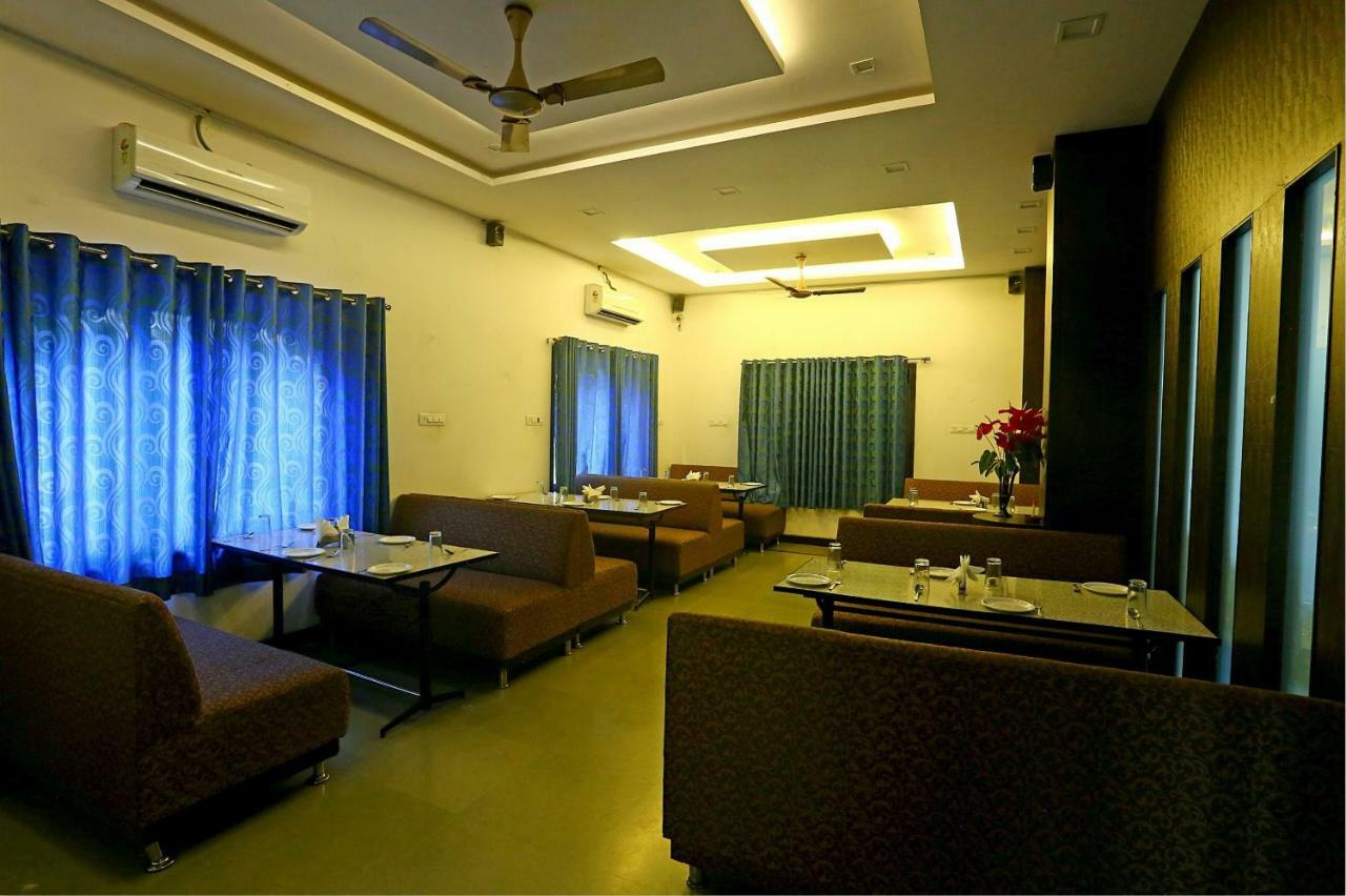 Hotel White Tulip-5 Mins From Airport With Swimming Pool Udaipur Exterior foto