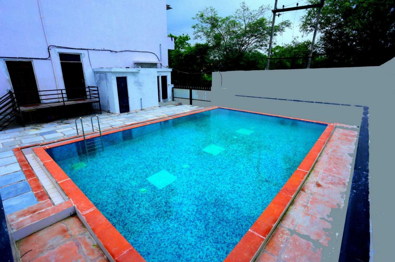 Hotel White Tulip-5 Mins From Airport With Swimming Pool Udaipur Exterior foto