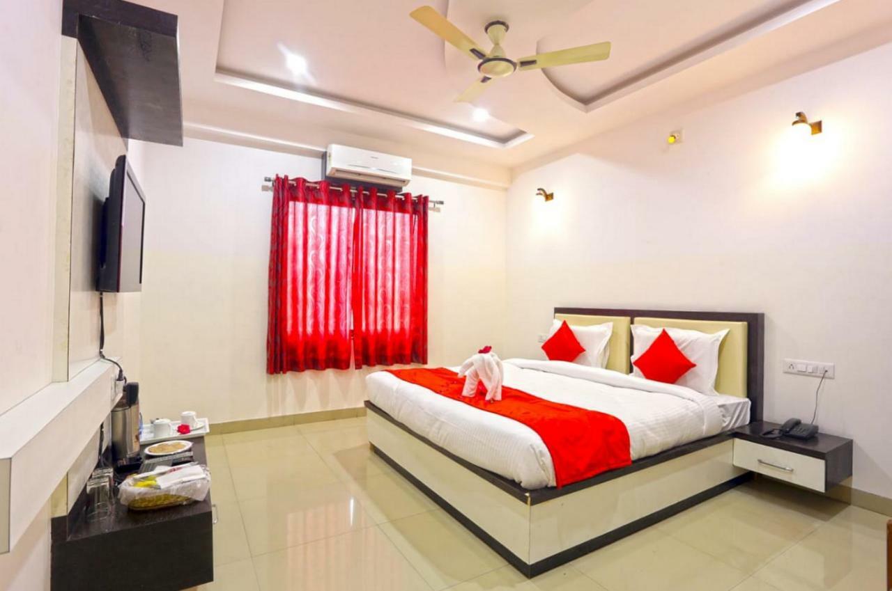 Hotel White Tulip-5 Mins From Airport With Swimming Pool Udaipur Exterior foto