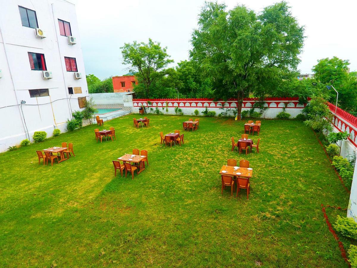 Hotel White Tulip-5 Mins From Airport With Swimming Pool Udaipur Exterior foto